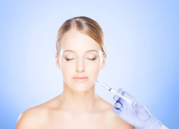 Dokter maken van injectie in gezicht van vrouw — Stockfoto