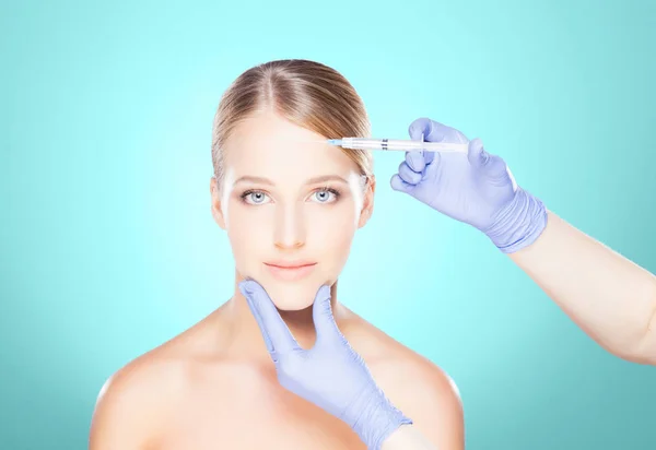 Zastavil doktor injekce do tváře ženy — Stock fotografie