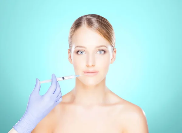 Dokter maken van injectie in gezicht van vrouw — Stockfoto