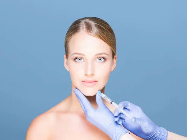 Kadının yüzü içine enjeksiyon yapma doktor — Stok fotoğraf