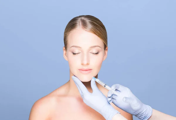 Médecin faisant injection dans le visage de la femme — Photo