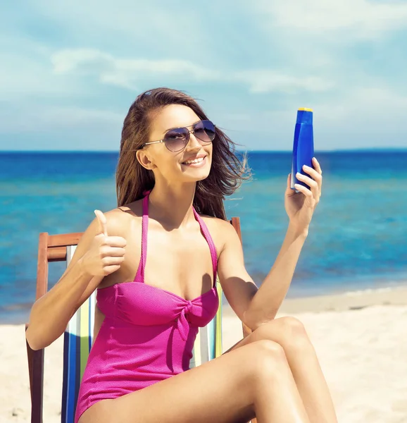 Hermosa mujer relajante en la playa de verano —  Fotos de Stock
