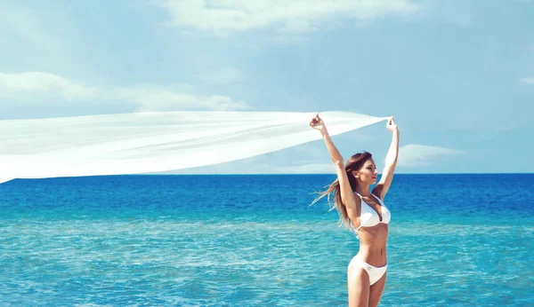 Mulher bonita na praia — Fotografia de Stock