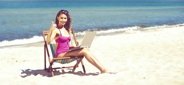 Güzel kadın yaz sahilde rahatlatıcı — Stok fotoğraf