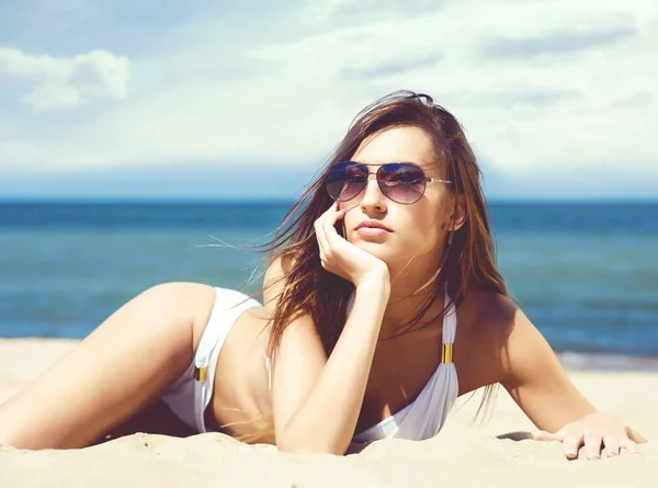 Piękna kobieta relaks na plaży latem — Zdjęcie stockowe