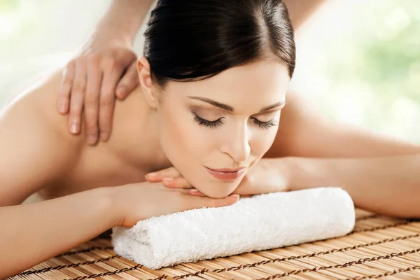 Jonge en natuurlijke vrouw op spa massage — Stockfoto