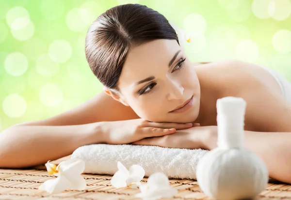 Jonge en natuurlijke vrouw op spa massage — Stockfoto