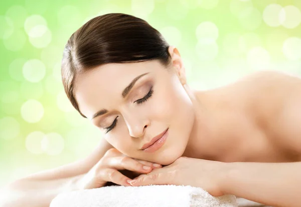 Beautiful woman relaxing in spa salon — Stock Photo, Image