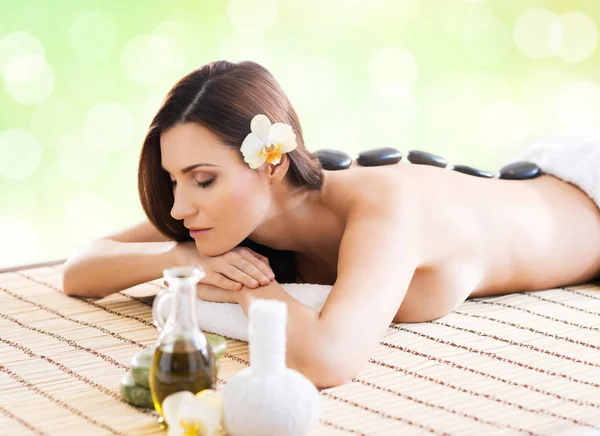 Giovane e naturale donna su massaggio spa — Foto Stock