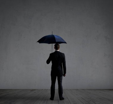 Siyah takım elbiseli bir iş adamı.