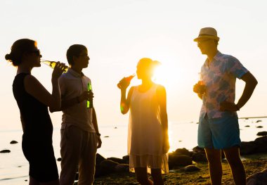 günbatımı zevk ve bira içiyor arkadaşlar