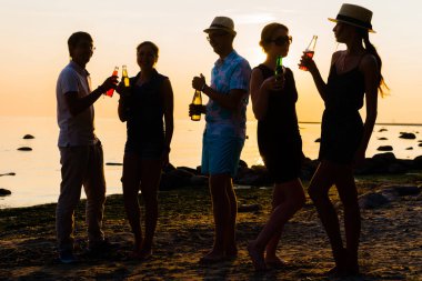 günbatımı zevk ve bira içiyor arkadaşlar