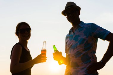 günbatımı zevk ve bira içiyor arkadaşlar