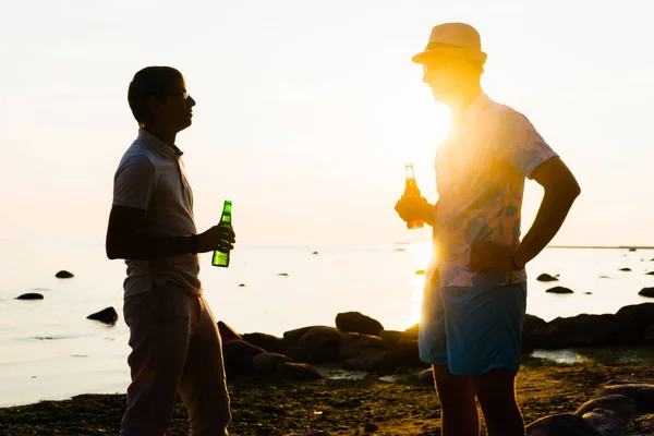 Vänner njuter av solnedgången och dricka öl — Stockfoto