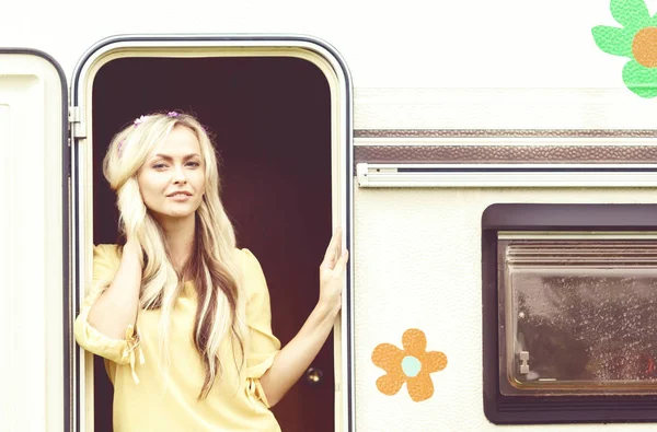 Mooie hippie vrouw stond in aanhangwagen — Stockfoto