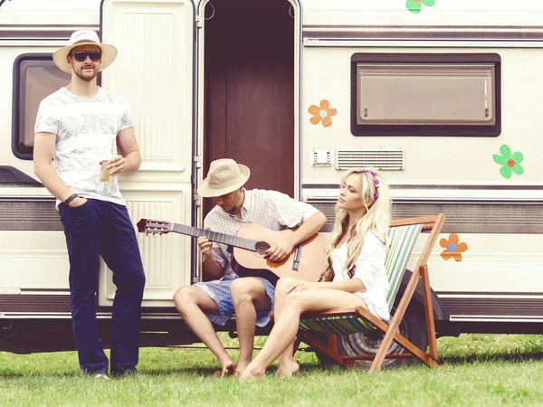 Amigos felizes no trailer campista — Fotografia de Stock