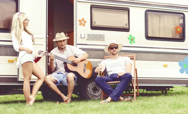 Amici felici a camper trailer — Foto Stock