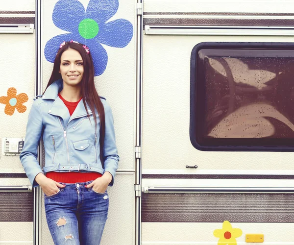 Woman standing against camper trailer — Stock Photo, Image