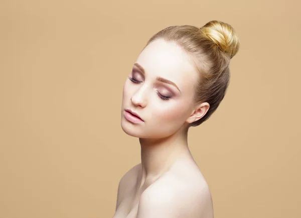 Retrato de una hermosa joven — Foto de Stock