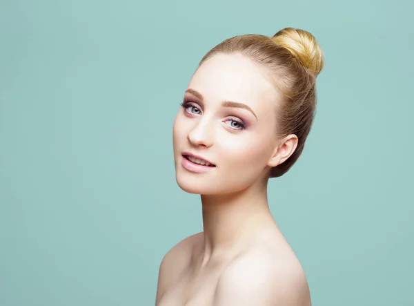 Retrato de una hermosa joven —  Fotos de Stock