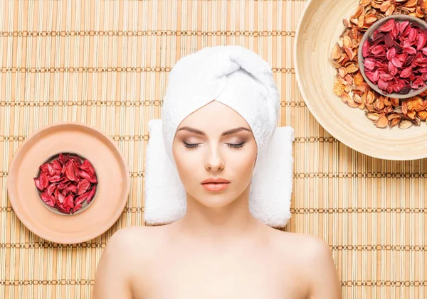 Genç kadın spa aromaterapi usulü hakkında — Stok fotoğraf