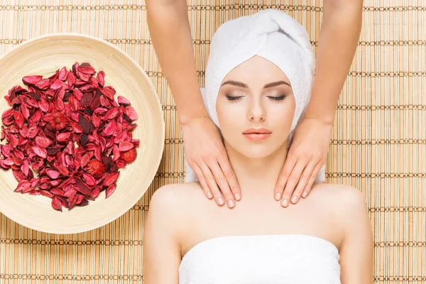 Ung kvinna på spa massage förfarande — Stockfoto