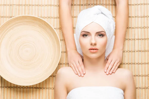 Giovane donna sulla procedura di massaggio spa — Foto Stock