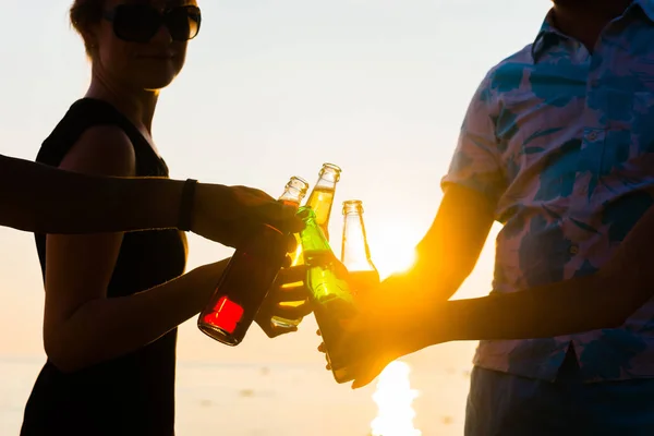 Vrienden genieten van de zonsondergang en het drinken van bier Rechtenvrije Stockafbeeldingen