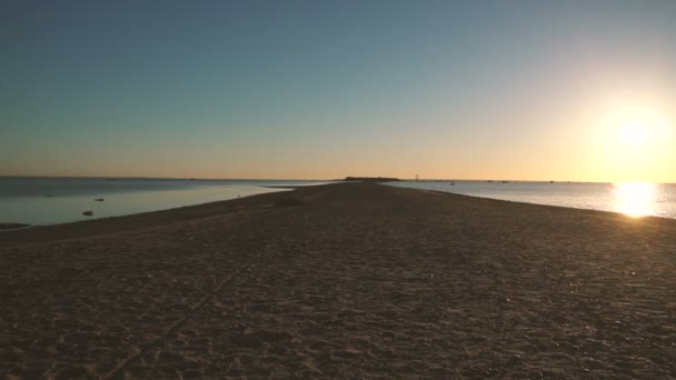 Pintoresca vista de la playa del atardecer — Vídeo de stock