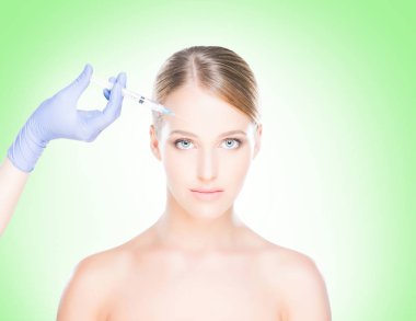 Kadının yüzü içine enjeksiyon yapma doktor