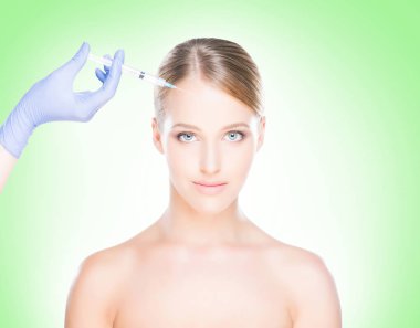 Kadının yüzü içine enjeksiyon yapma doktor