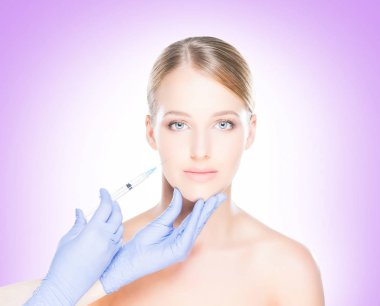 Kadının yüzü içine enjeksiyon yapma doktor