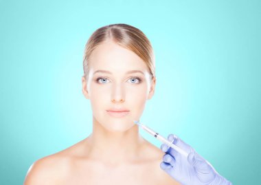 Kadının yüzü içine enjeksiyon yapma doktor