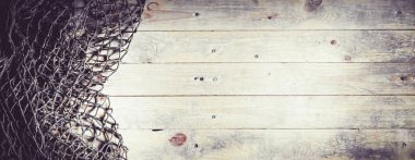 Balık ağlarına ahşap plakalar üzerinde
