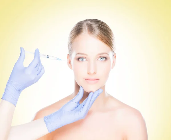 Médecin faisant injection dans le visage de la femme — Photo