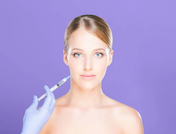 Médico fazendo injeção no rosto da mulher — Fotografia de Stock