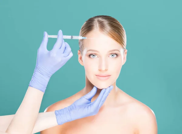 Médecin faisant injection dans le visage de la femme — Photo