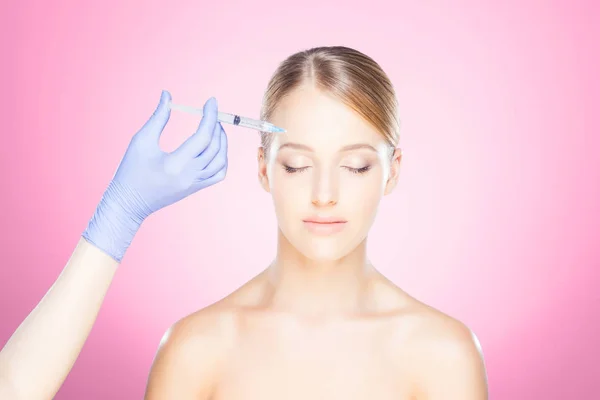 Médico fazendo injeção no rosto da mulher — Fotografia de Stock