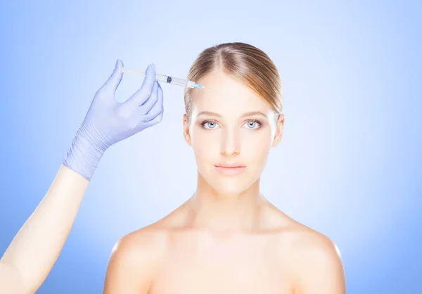 Medico facendo iniezione in faccia della donna — Foto Stock