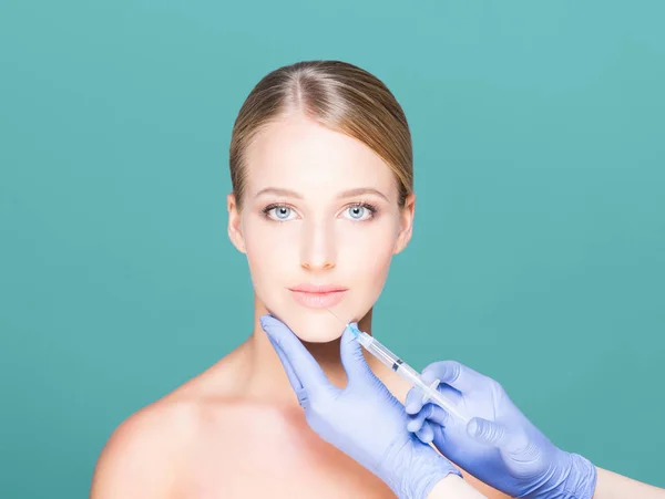 Médico haciendo inyección en la cara de la mujer —  Fotos de Stock