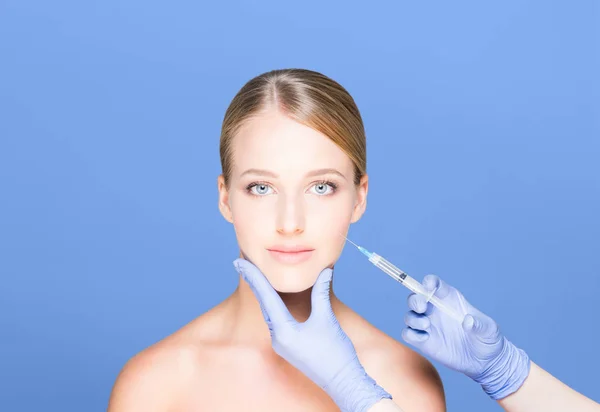 Médecin faisant injection dans le visage de la femme — Photo