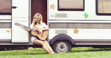 güzel kadın gitar çalmak