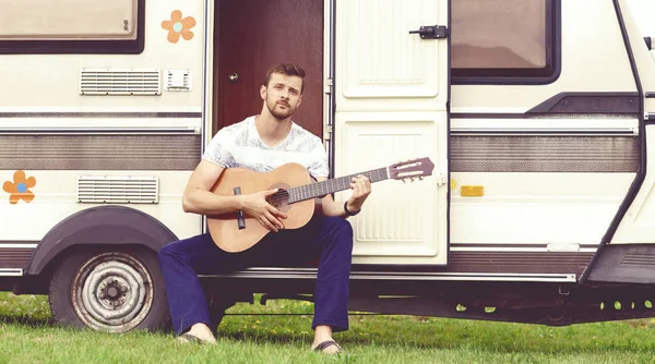 Stilig skäggig kille spela gitarr — Stockfoto