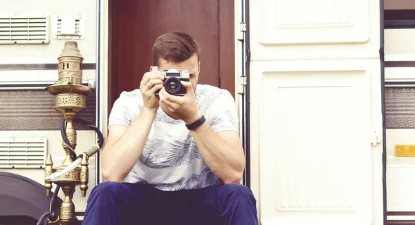 Killen med fotokamera — Stockfoto