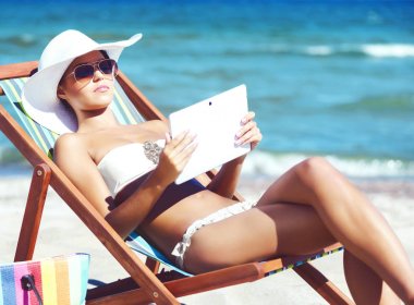 güzel kadın yaz sahilde rahatlatıcı