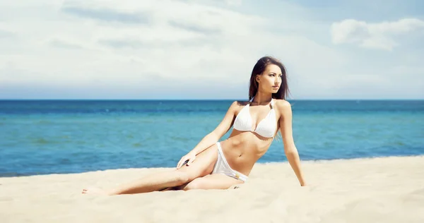 Bela mulher relaxante na praia de verão — Fotografia de Stock