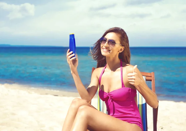 Beautiful woman relaxing on summer beach — Stock Photo, Image