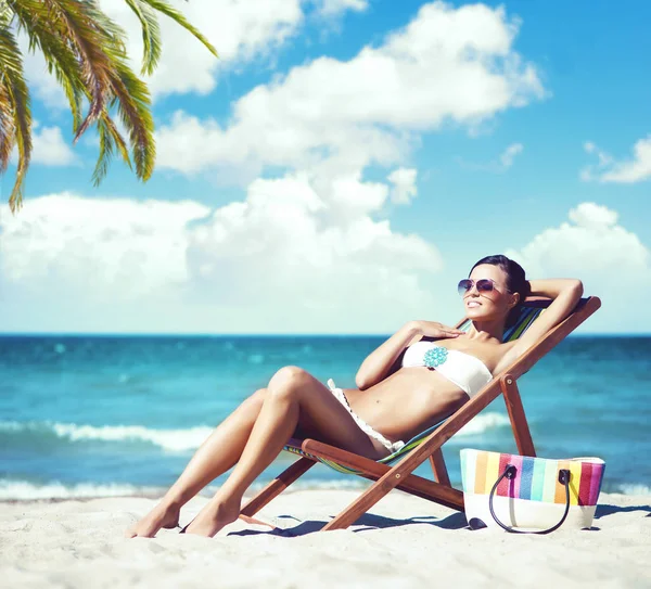 Beautiful woman relaxing on summer beach — Stock Photo, Image