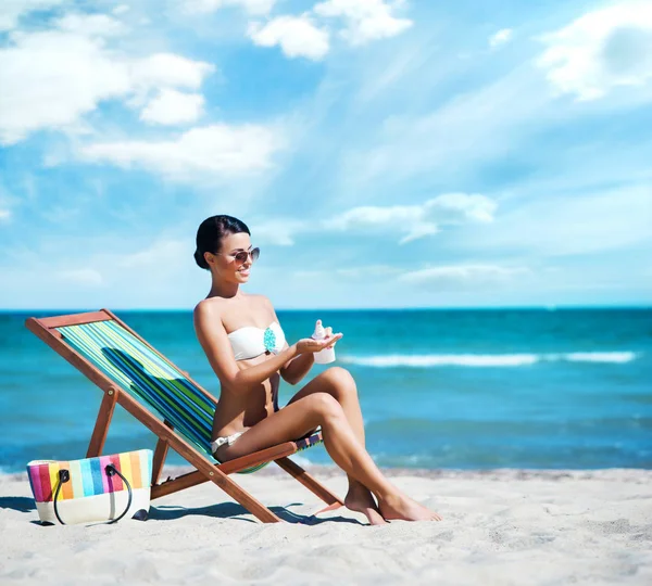 Piękna kobieta relaks na plaży latem — Zdjęcie stockowe