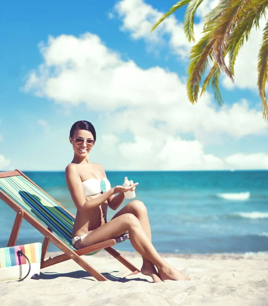 Όμορφη γυναίκα χαλαρώνοντας στην παραλία το καλοκαίρι — Φωτογραφία Αρχείου